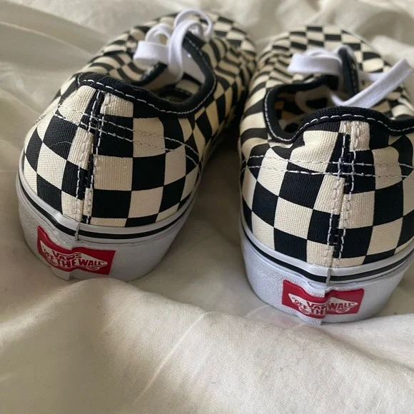 Vans authentic shoe, classic checker pattern. - Picture 4 of 6